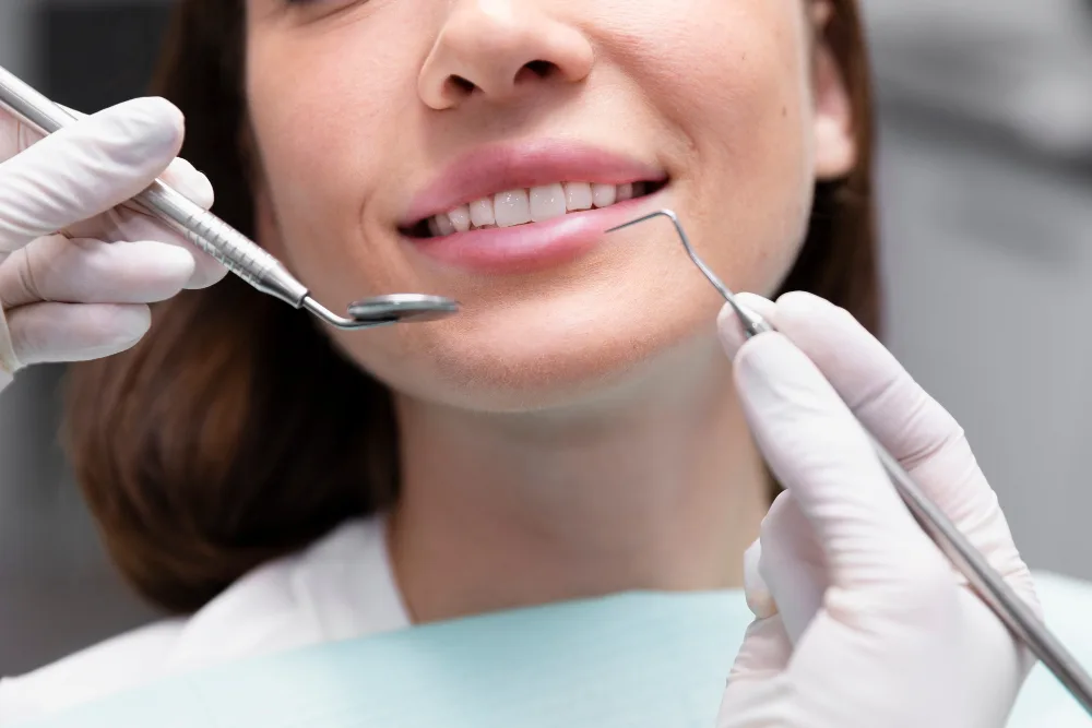 Controllo dei denti con specchietto e sonda dentale